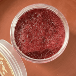 Texture du gommage à l’hibiscus – grains exfoliants naturels et éclat floral.