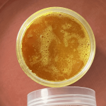 Texture du gommage au curcuma et orange – grains exfoliants et soin éclat naturel.