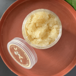 Gommage naturel Coco & Monoï – Exfoliant nourrissant pour une peau douce et satinée.